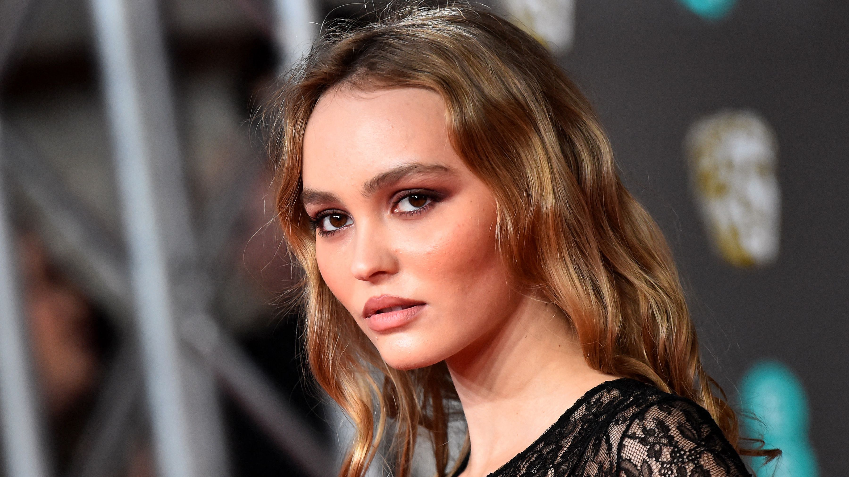 Lily-Rose Depp se dévoile plus sexy que jamais en nuisette !