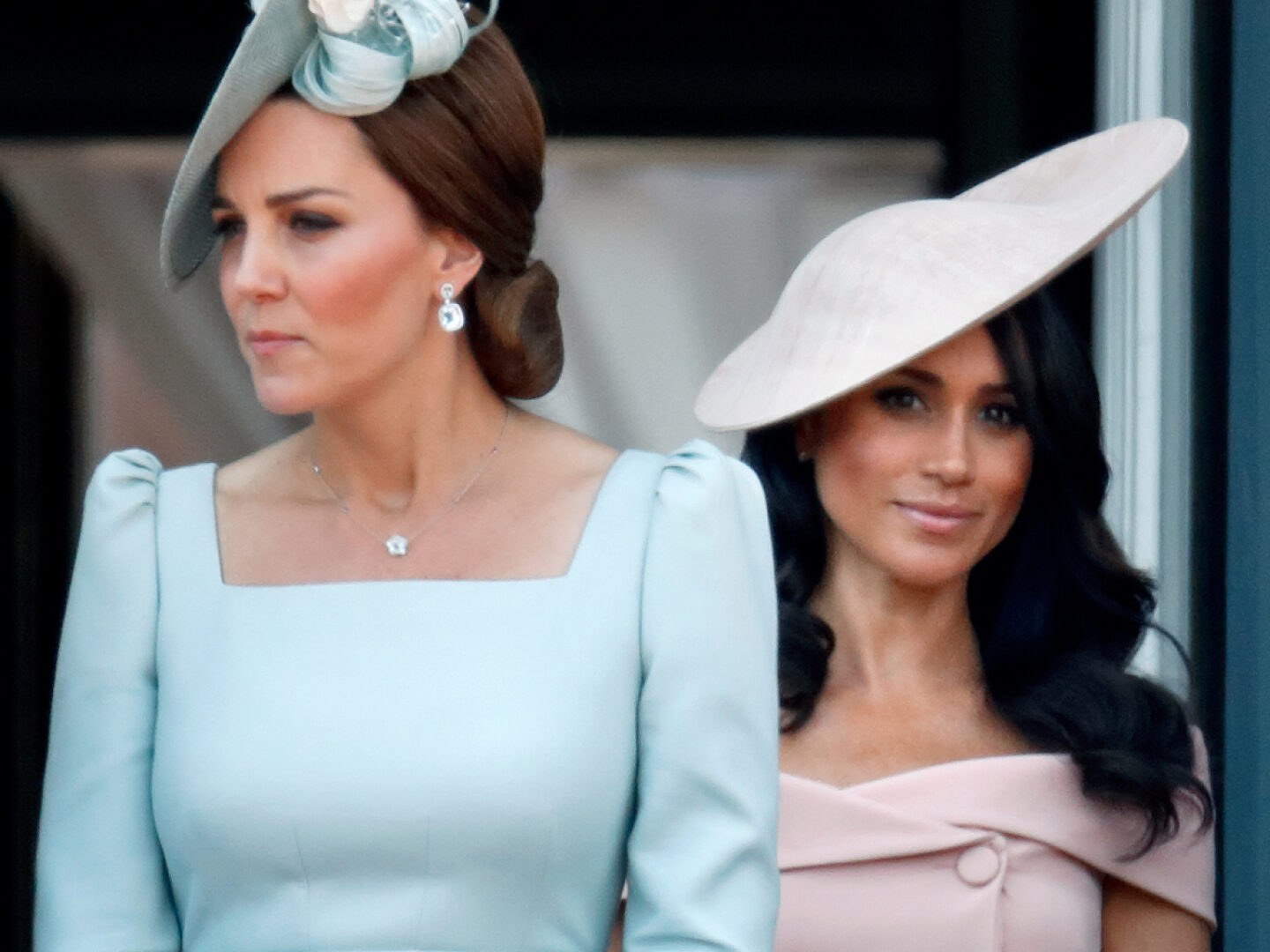  Kate la Duchesse de Cambridge, et Meghan la Duchesse de Sussex au balcon de Buckingham Palace en juin 2018 (Photo by Max Mumby/Indigo/Getty Images)