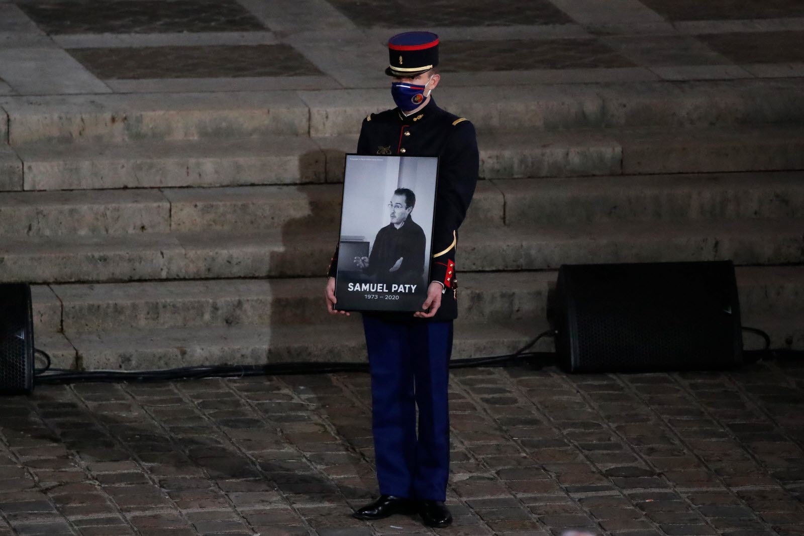 Pierre Perret rend hommage à l'enseignant assassiné : "Heureusement qu'il y en a qui ont le courage qu’a eu Samuel Paty"