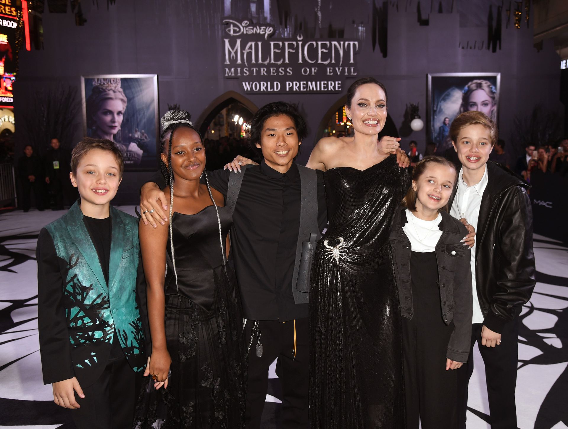  Angelina Jolie entourée de cinq de ses six enfants @DR