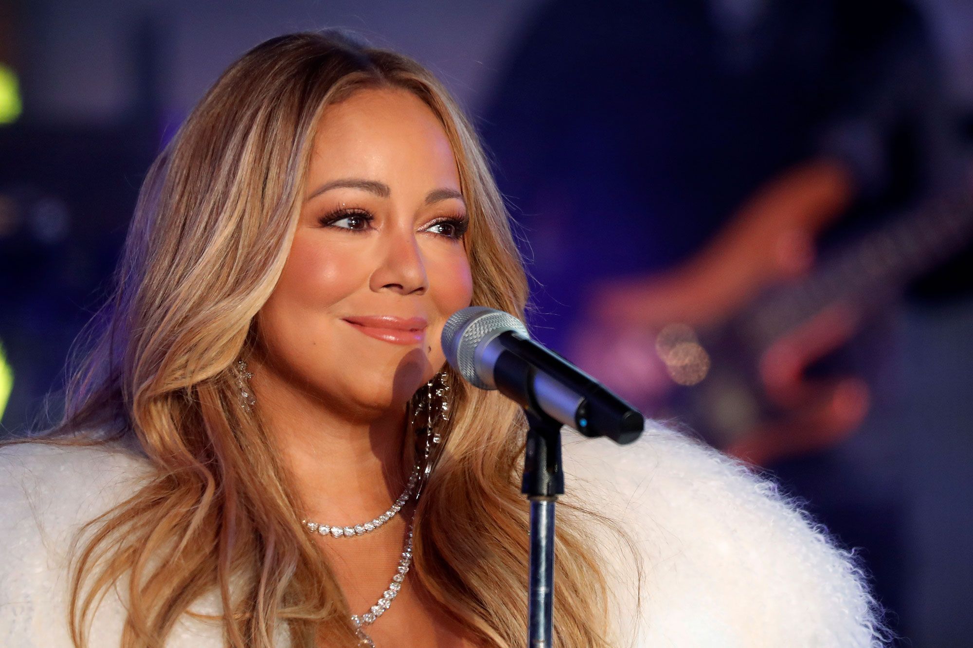 Mariah Carey aux NMA 2020 : Son chien s'efface du décor d'un coup et fait rire les internautes !