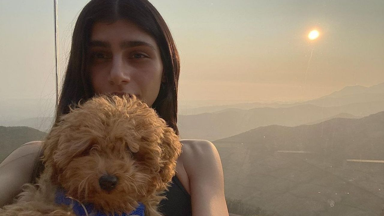 Mia Khalifa surprise en train de ramasser les excréments de son chien avec son masque... puis de le remettre !