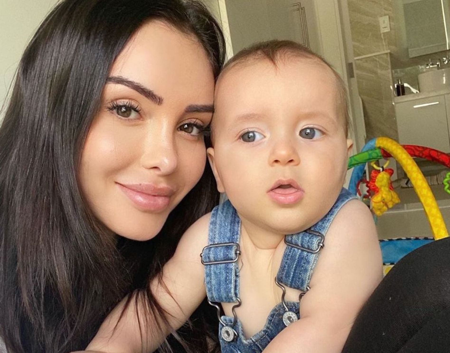 Nabilla Benattia débordée par Milann, elle fond en larmes : "Je culpabilise…"