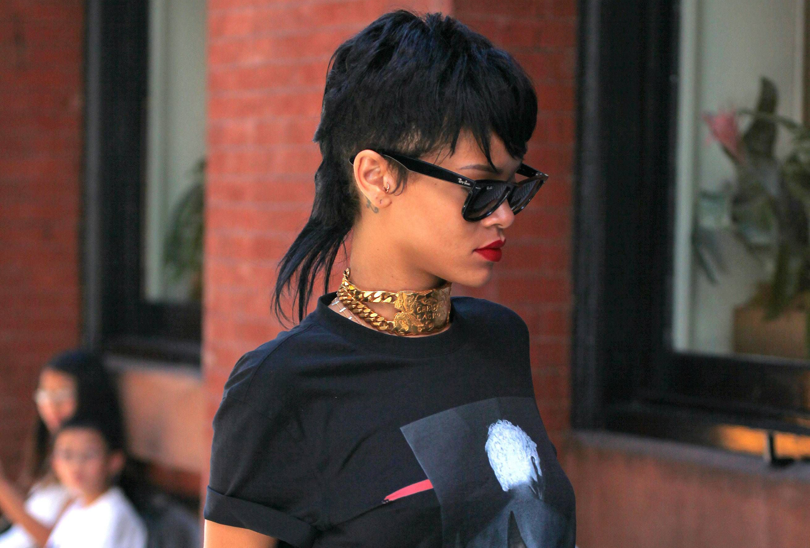 Rihanna : Elle ressuscite une tendance capillaire controversée des années 70 !