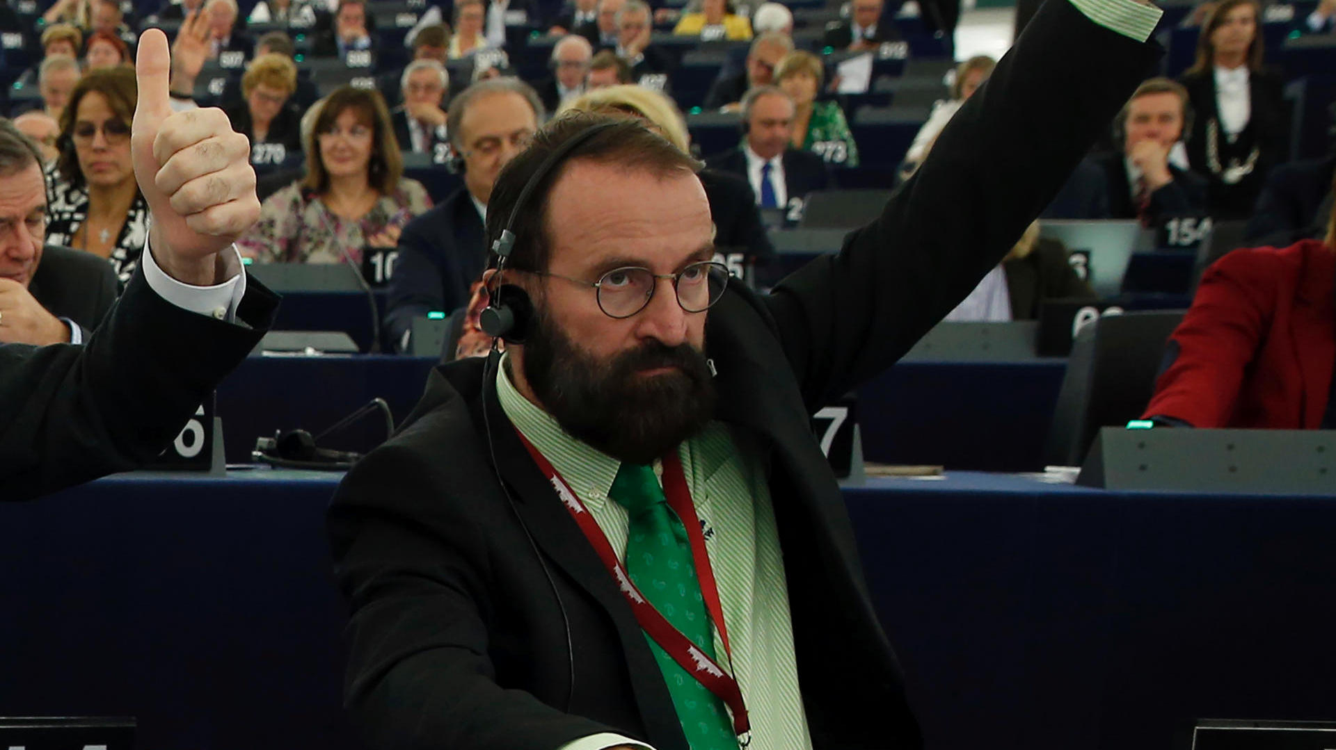 Scandale à Bruxelles : Un député européen surpris en pleine partie fine... Il prend la fuite nu !