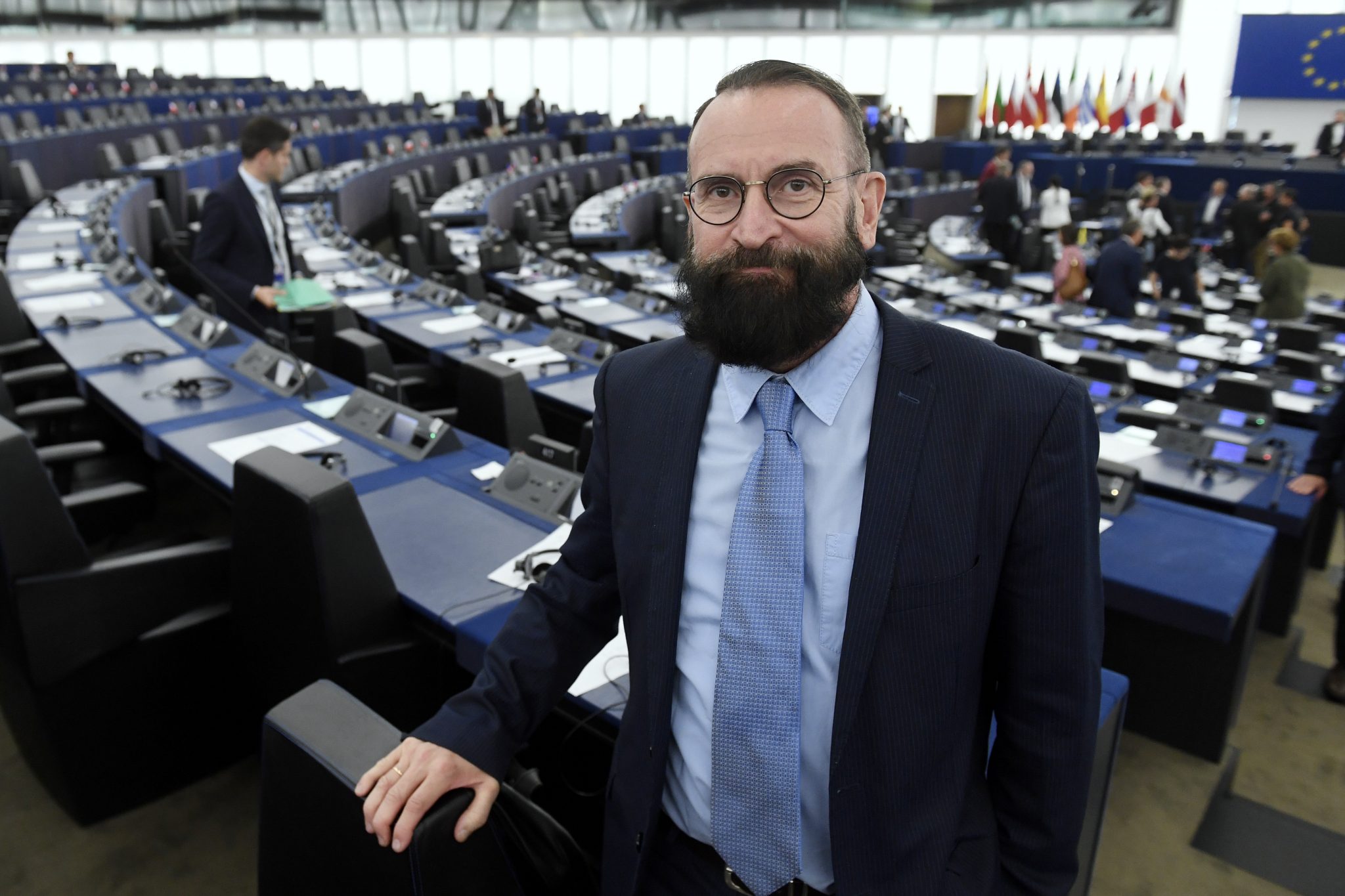 Scandale à Bruxelles : Un député européen surpris en pleine partie fine... Il prend la fuite nu !