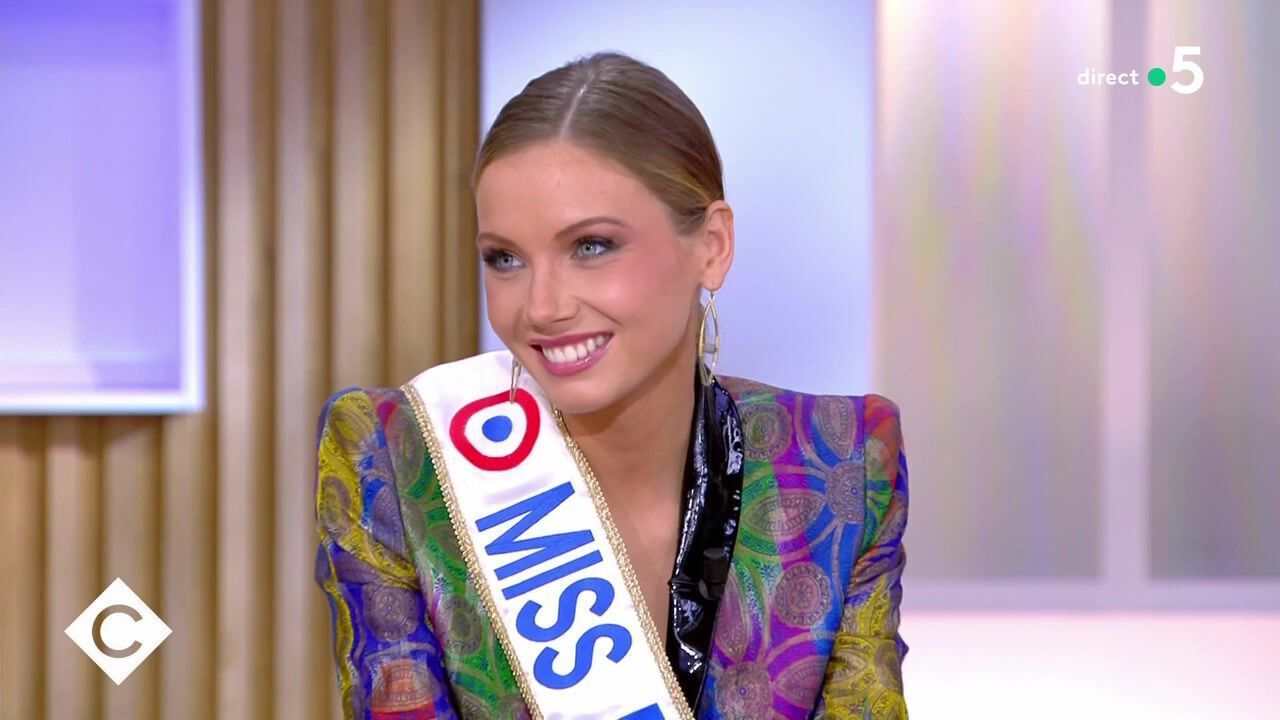 Amandine Petit : Miss France 2021 révèle ce qu’elle a dit à l’oreille de sa dauphine avant son couronnement !