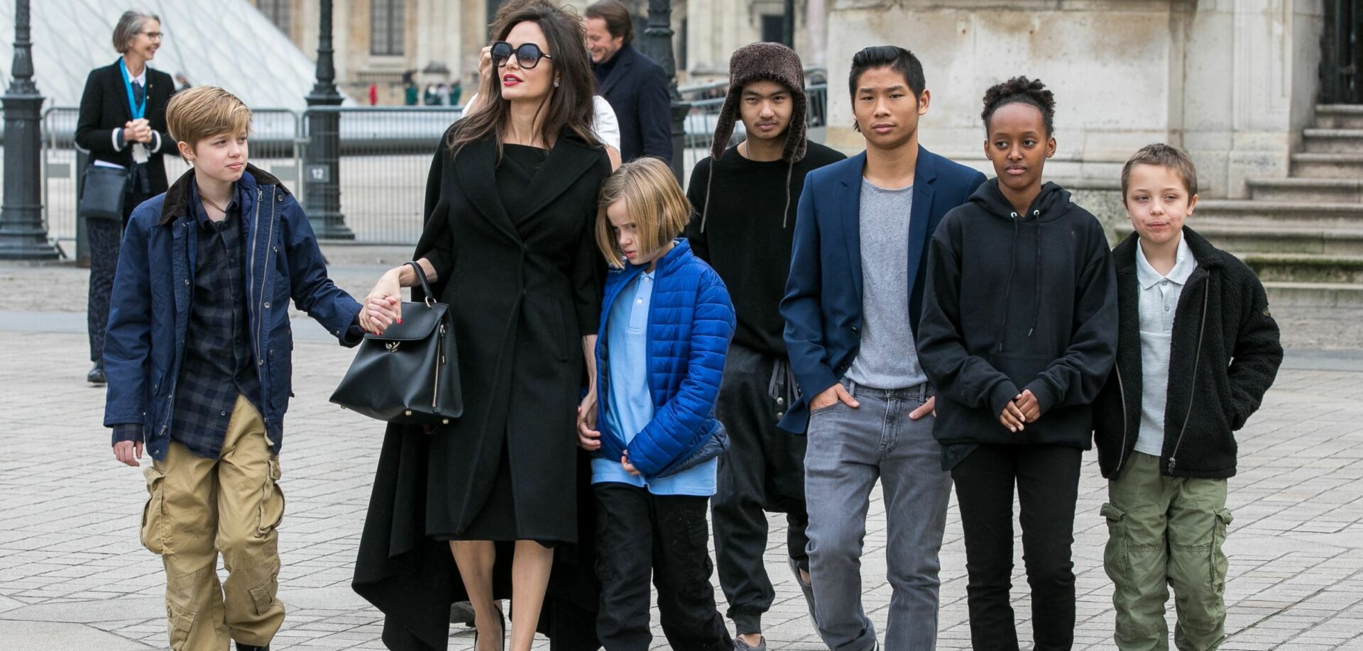  Brad Pitt, Angelina Jolie et leurs 6 enfants en Louisiane en mars 2011 @Bestimage