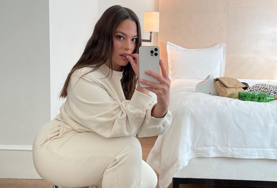 Ashley Graham : Elle publie une photo au naturel de son accouchement dans l'eau