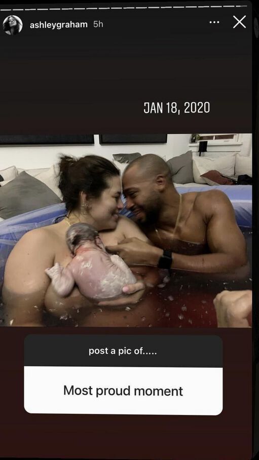Ashley Graham : Elle publie une photo au naturel de son accouchement dans l'eau