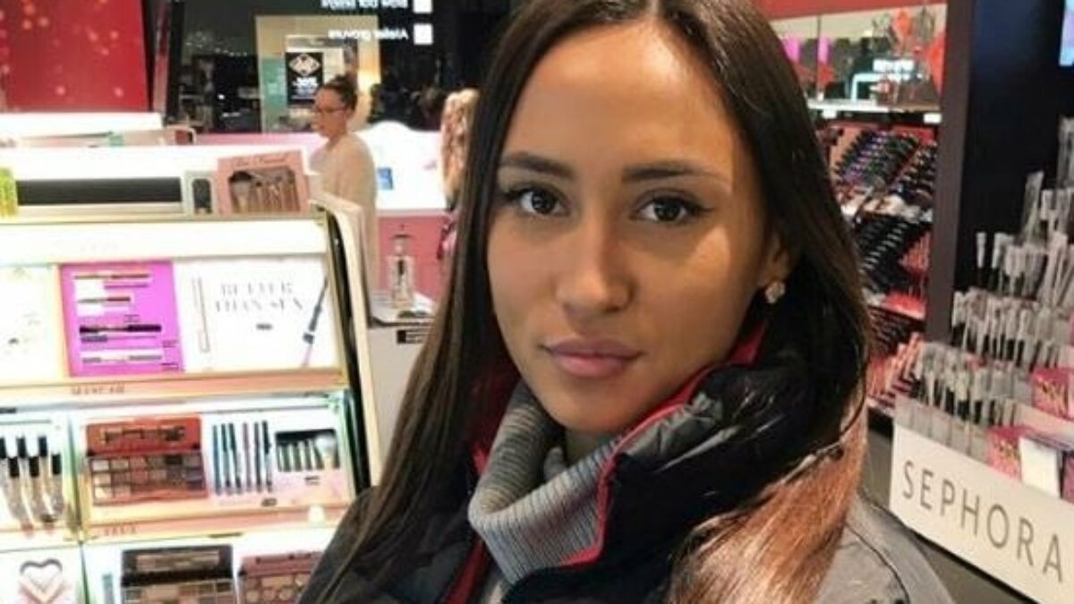 Astrid Nelsia présente ses vœux et son nouveau fessier : Un détail surprenant choque la toile