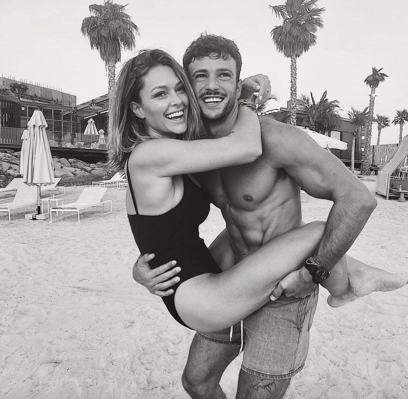  Caroline Receveur et Hugo Philip sur la plage @ Instagram