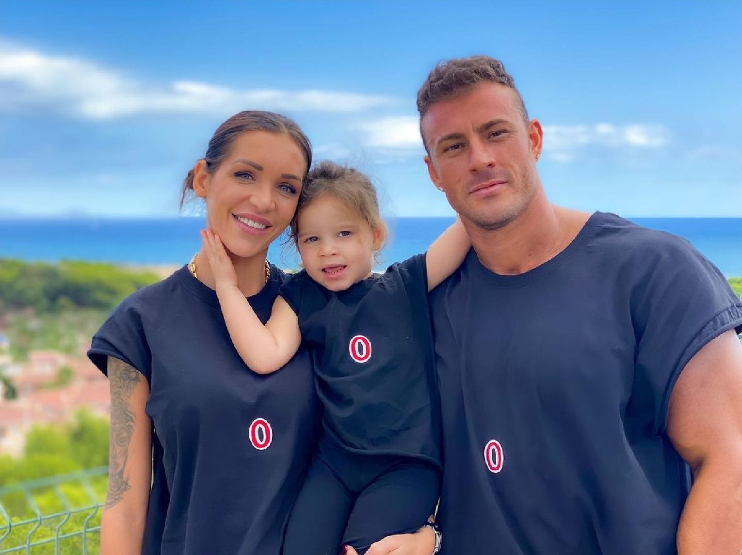  Julia Paredes, Maxime Parisi et leur fille Luna @ Instagram