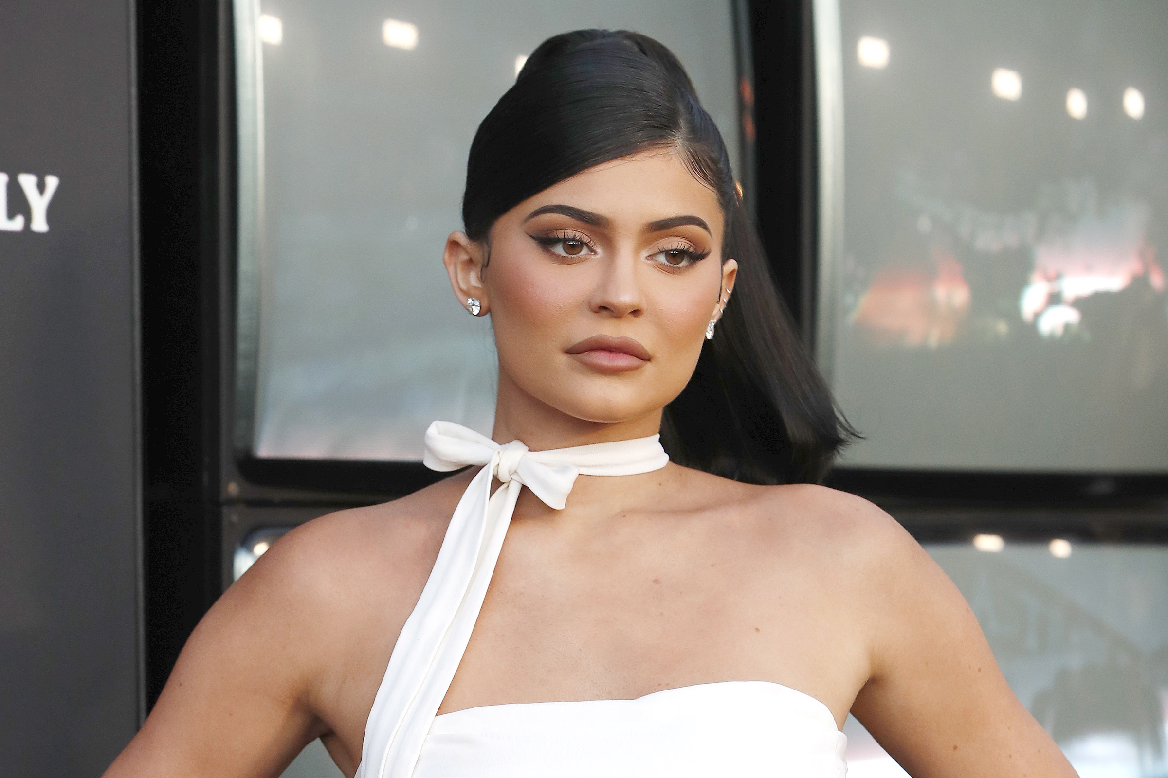 Kylie Jenner expose sa poitrine XXL : Elle déchaîne les passions !