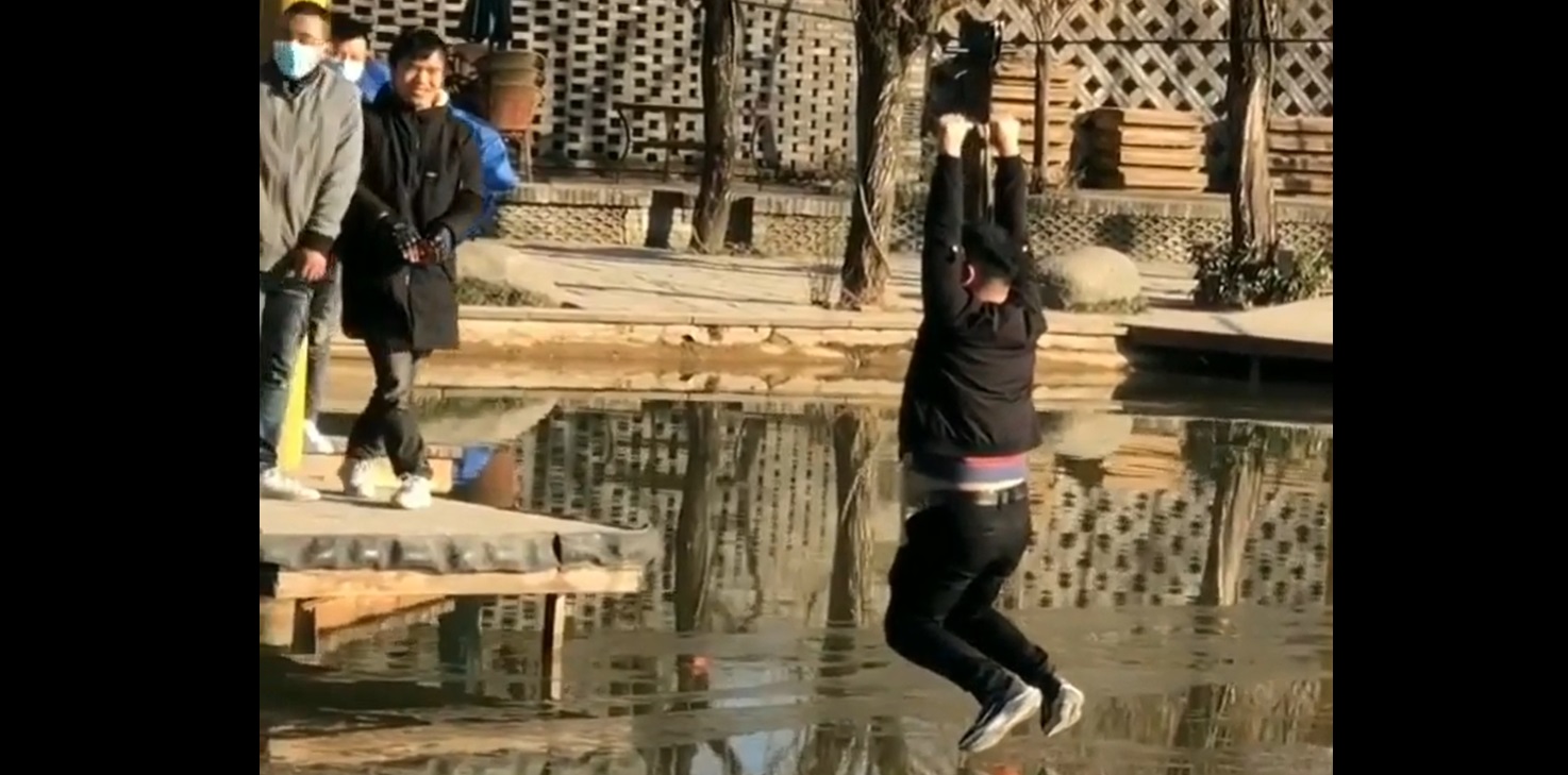 Oups ! Un homme reste coincé sur une tyrolienne... en plein milieu d'un lac !