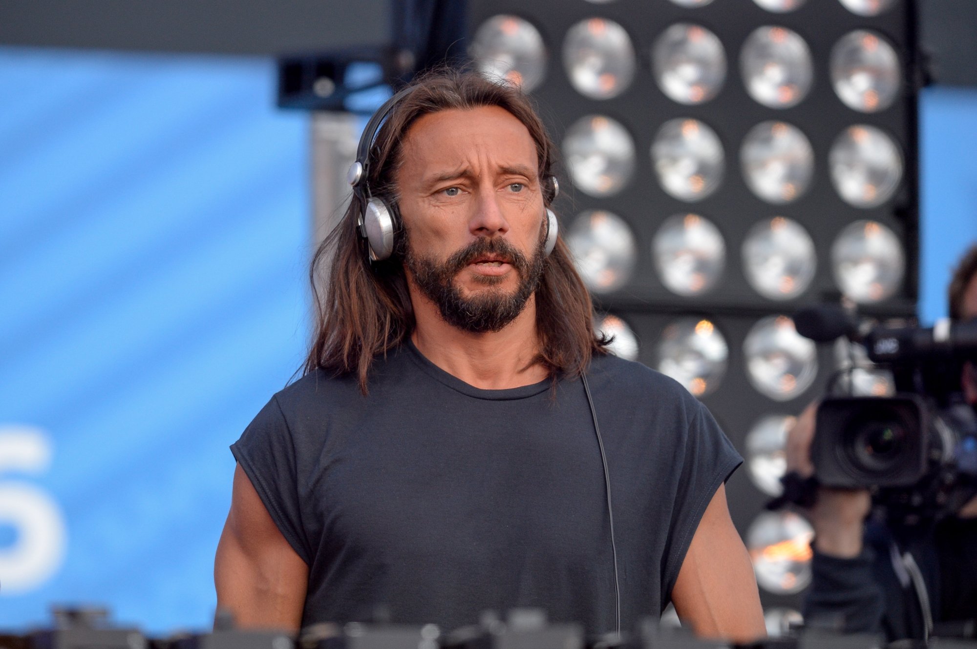 Bob Sinclar tacle le gouvernement : Sa parodie musicale raillée sur la toile