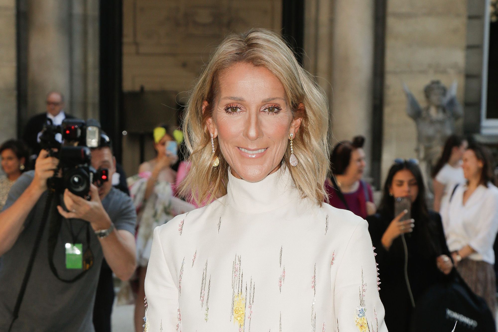 Céline Dion amoureuse d'une femme ? Sa biographe évoque le flou autour de sa vie amoureuse