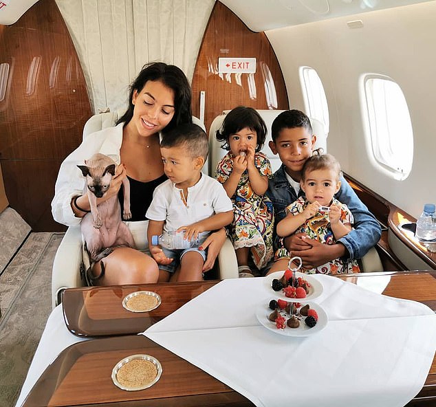  Georgina Rodriguez entourée de ses enfants et de son chat @Instagram