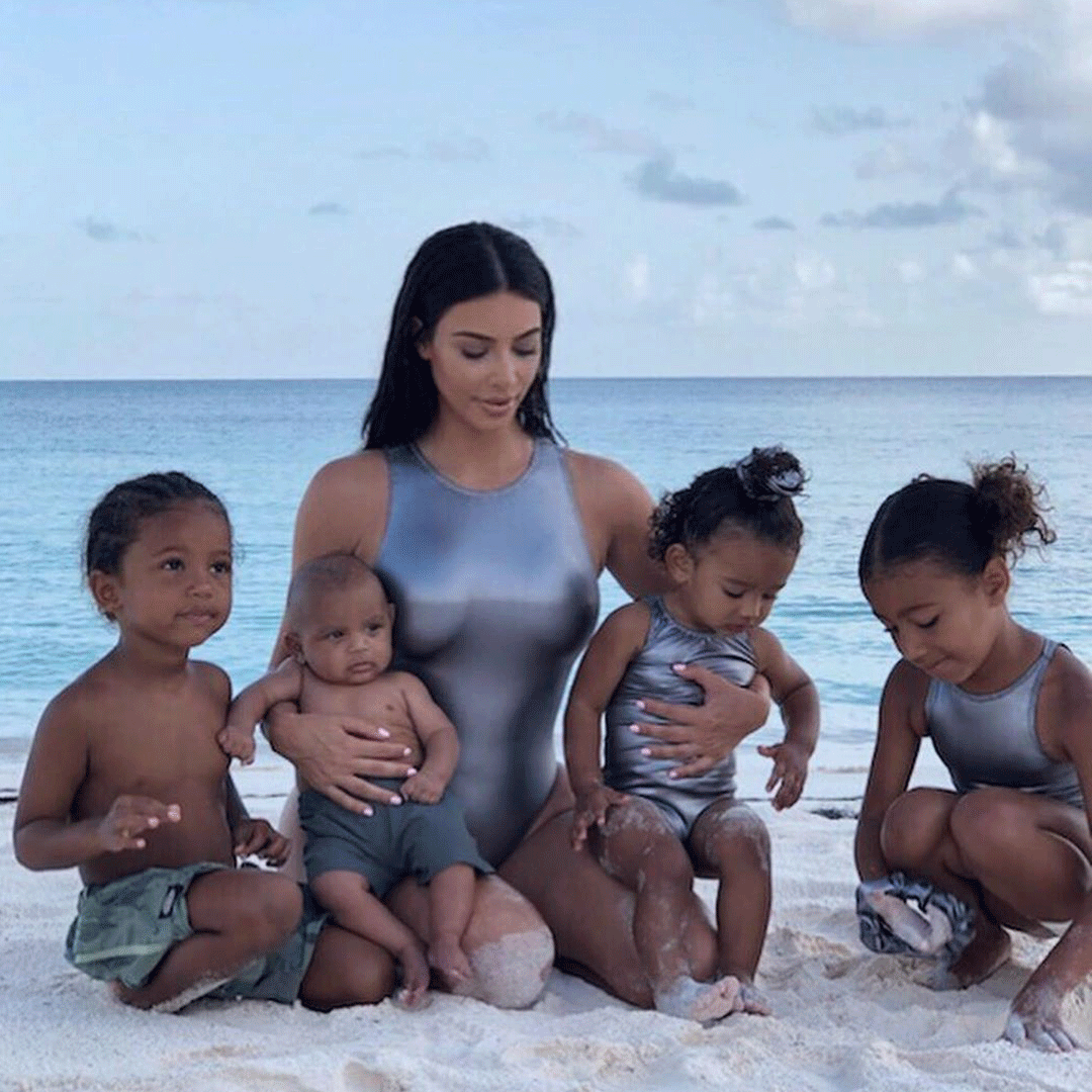  Kim Kardashian prend la pose avec ses enfants @Instagram