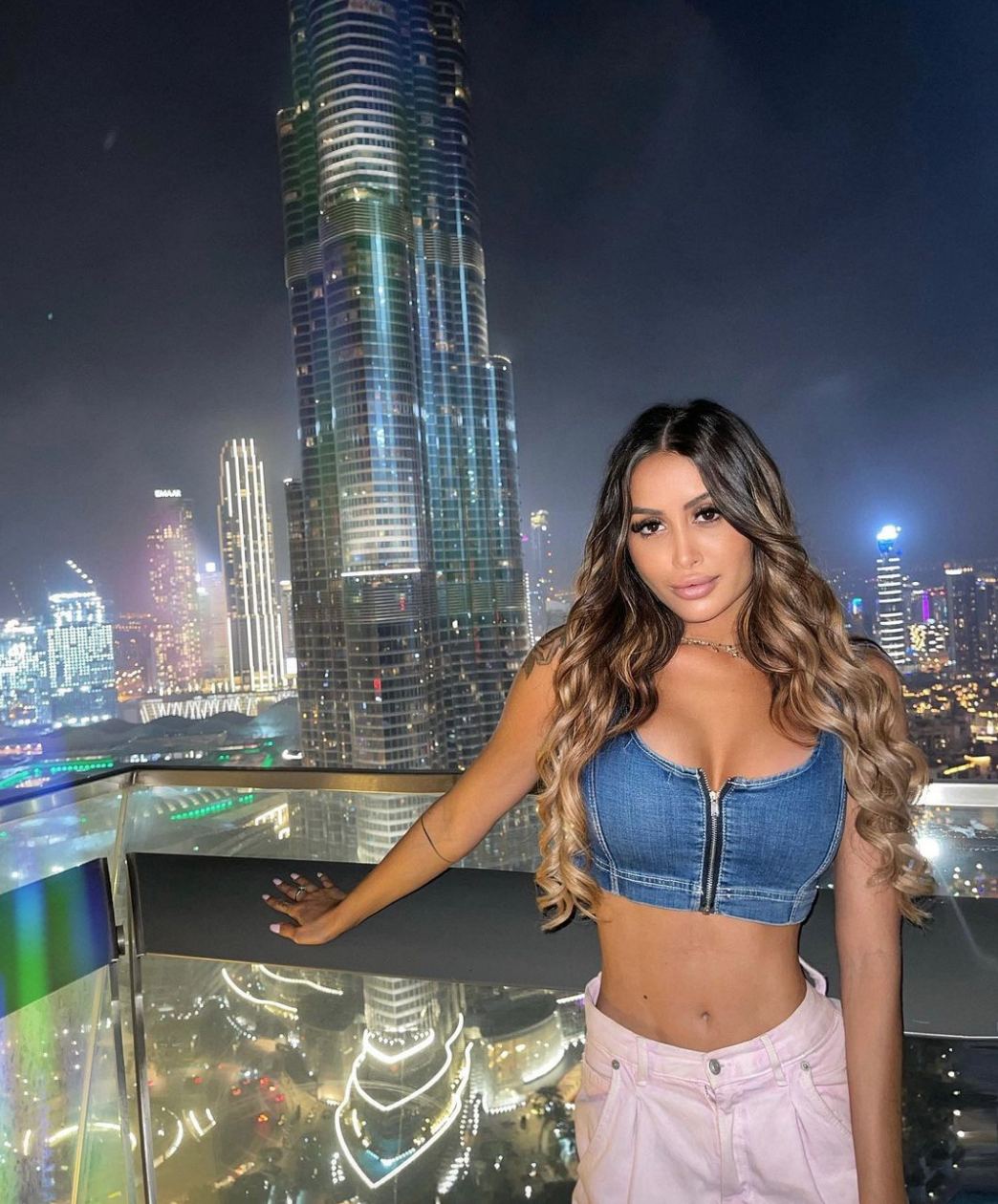  Océane El Himer devant la tour Burj Khalifa à Dubaï @ Instagram