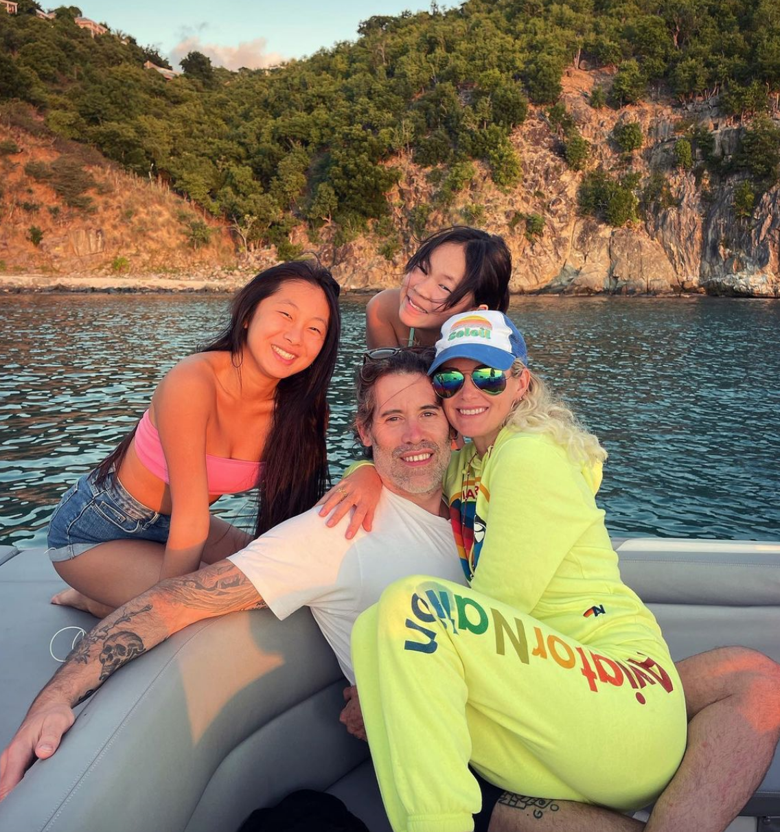  Laeticia Hallyday s'affiche avec Joy, Jade et son nouveau chéri Jalil Lespert @ Instagram