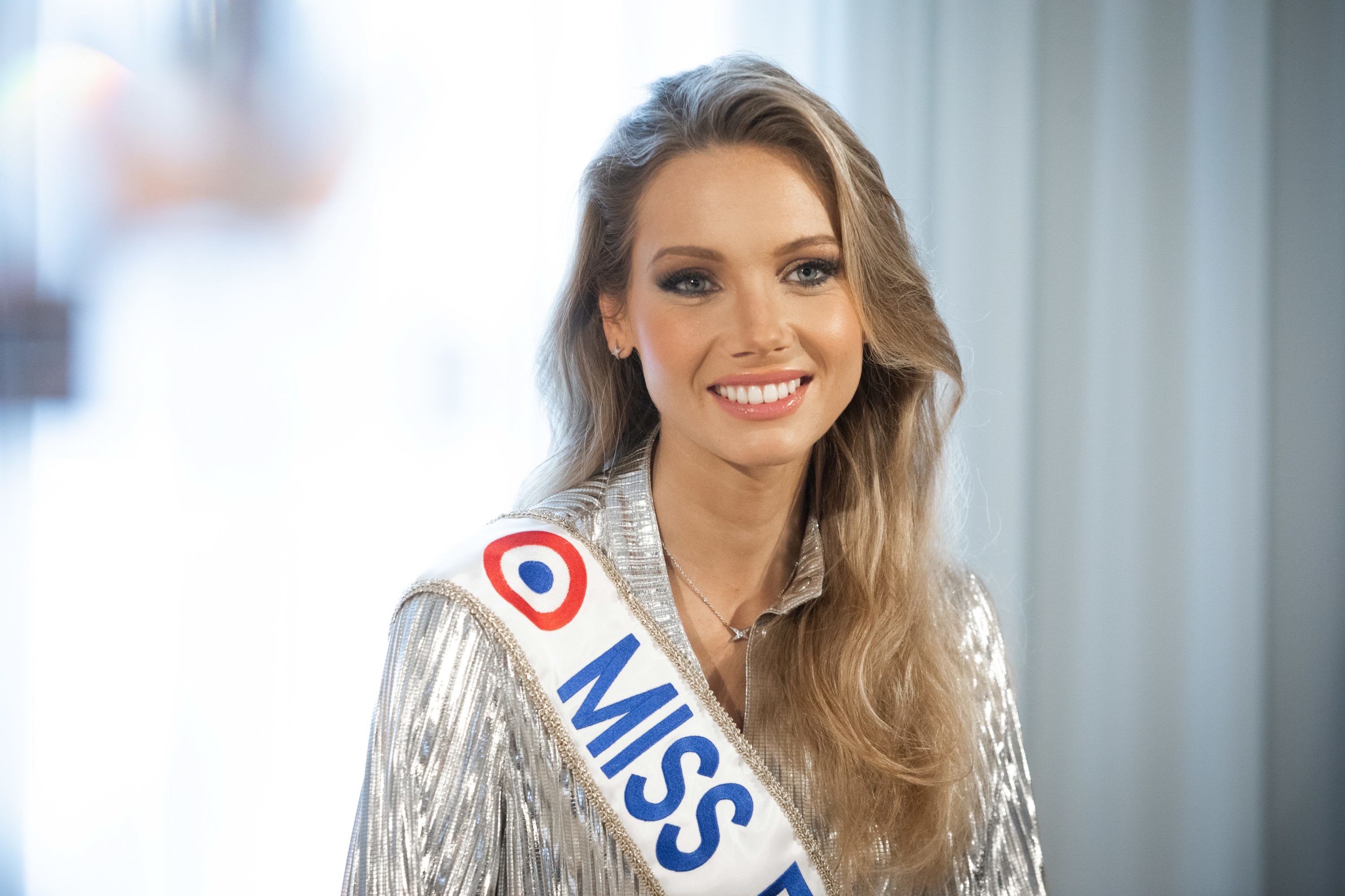 Amandine Petit (Miss France 2021) se dévoile dans un maillot de bain blanc : Ses fans conquis !