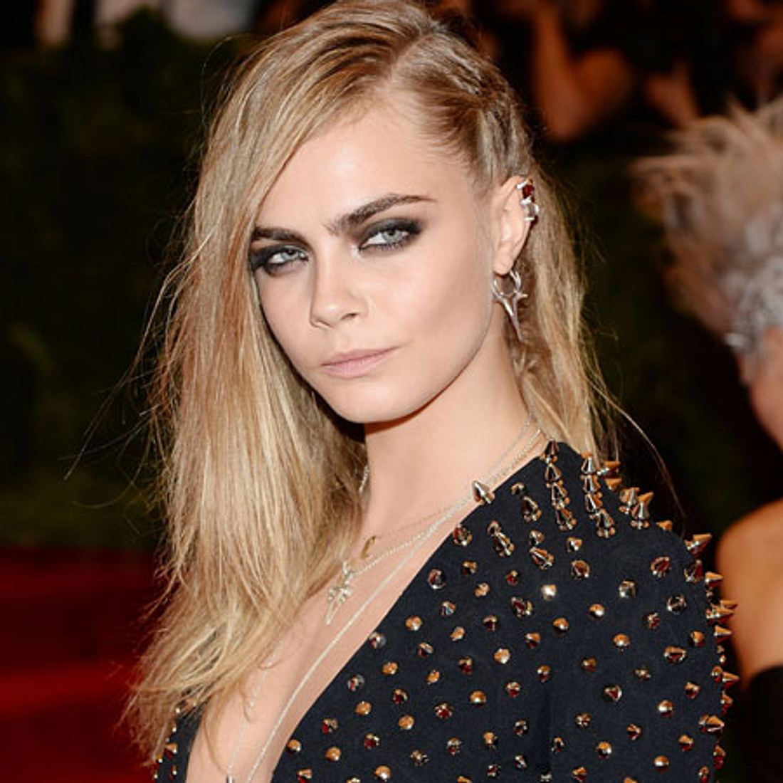 Cara Delevingne : Homophobie, pensées suicidaires ? La star se confie !