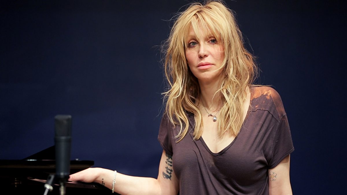 Courtney Love avoue avoir failli mourir l'été dernier : &quot;J'ai été triste et extrêmement malade&quot;