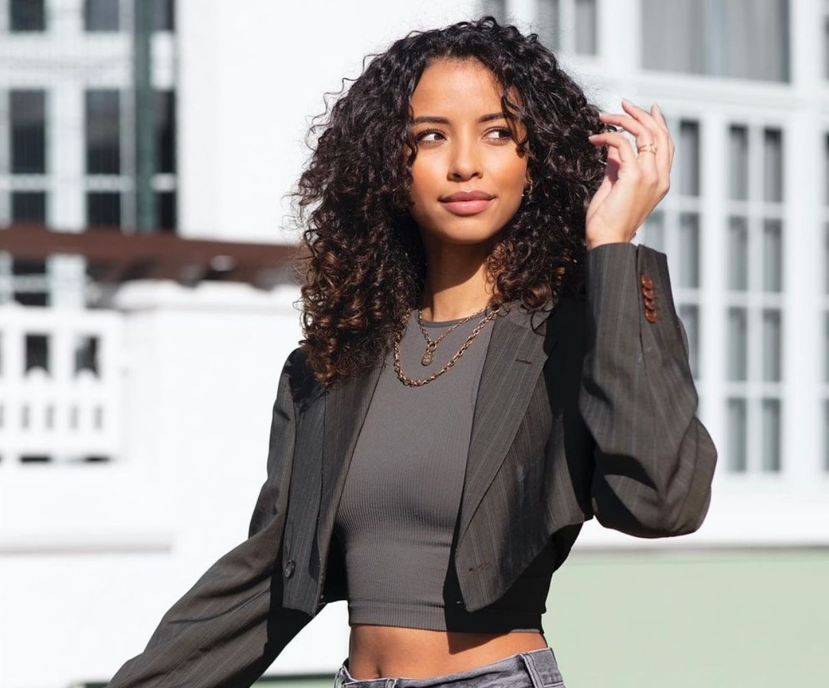 Flora Coquerel : Taclée sur la toile, elle rembarre un internaute qui la juge narcissique