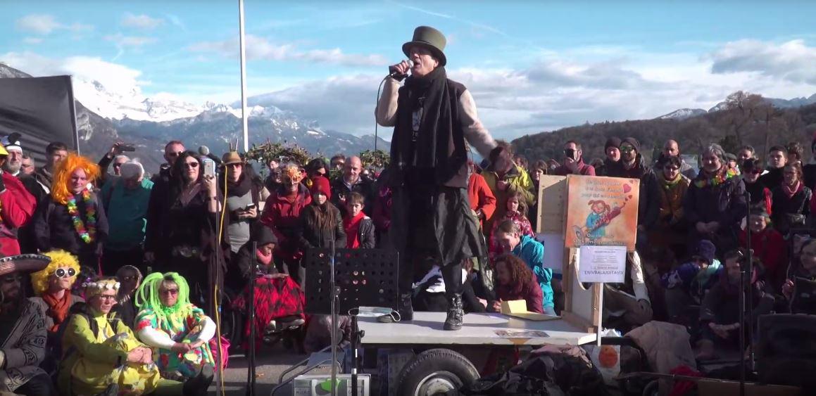 Francis Lalanne : Il manifeste contre les mesures sanitaires et demande aux gens de s’embrasser !