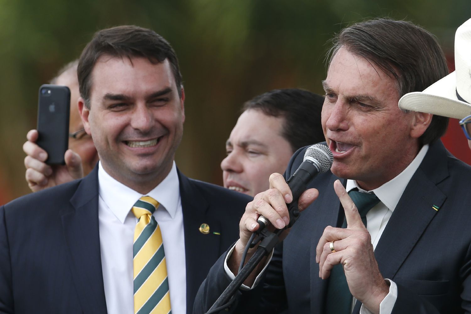 Jair Bolsonaro : Son fils fait scandale après l'achat d'une villa à 1 million de dollars