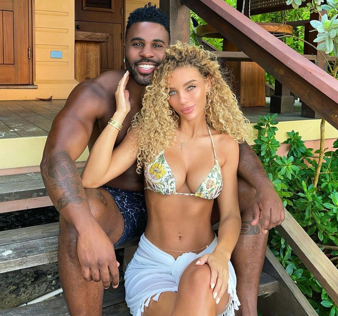 Jason Derulo bientôt papa : Il prend la pose avec sa compagne Jena Frumes enceinte !