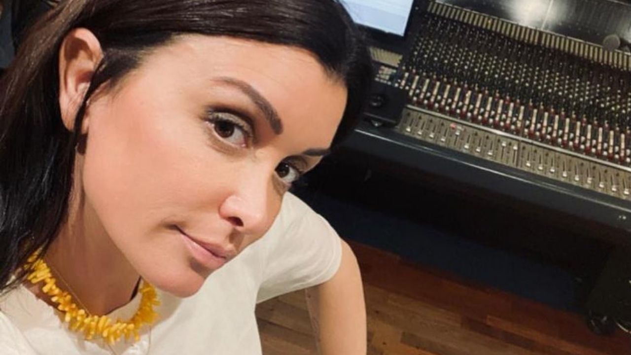 Jenifer de retour en studio : Un détail frappe les internautes