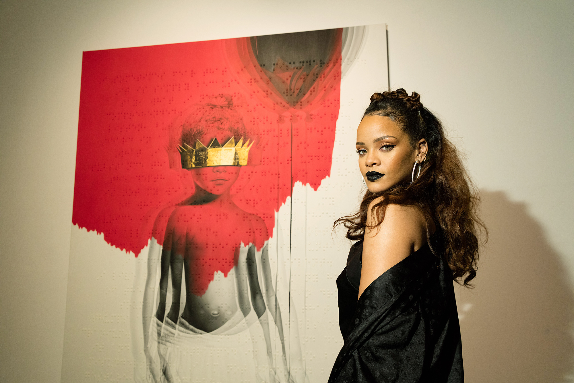  Rihanna devant la pochette de son album Anti @ Christopher Polk/Getty