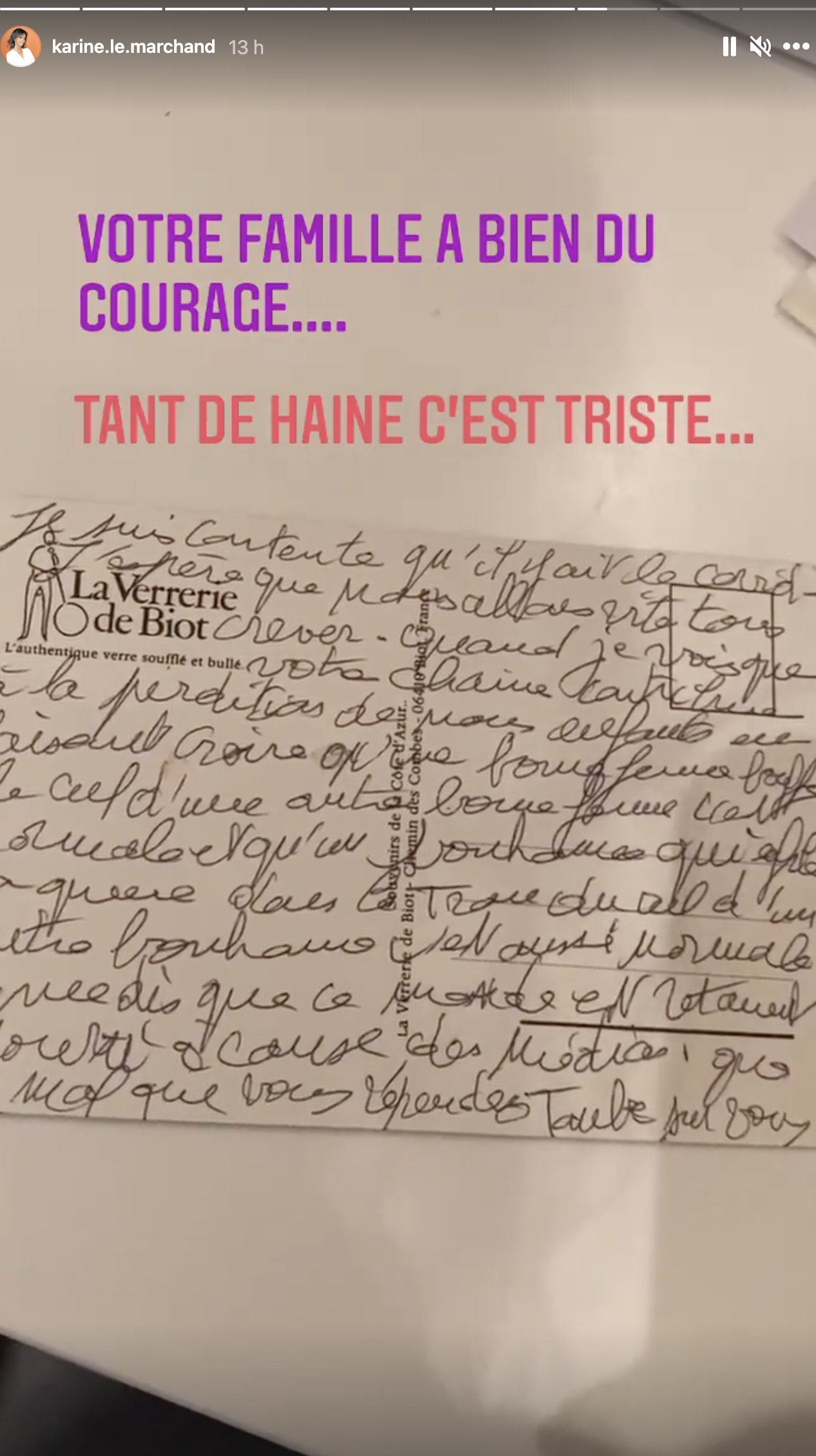 Karine Le Marchand reçoit une lettre contenant des propos homophobes et y répond magnifiquement !