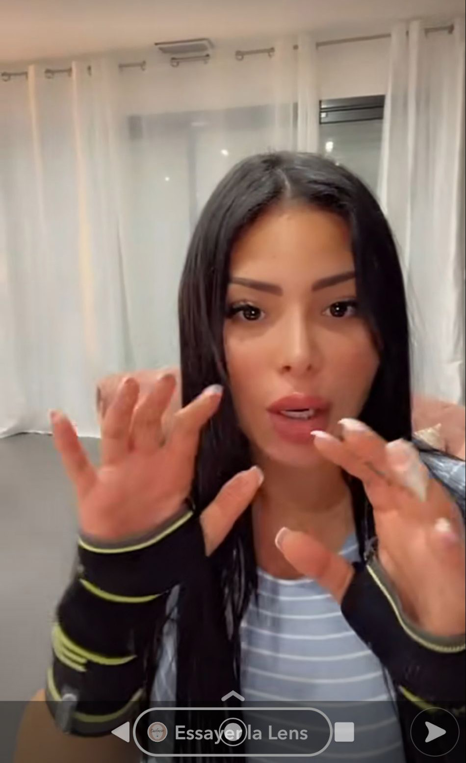  Maeva Ghennam porte deux attelles aux mains @ Snapchat