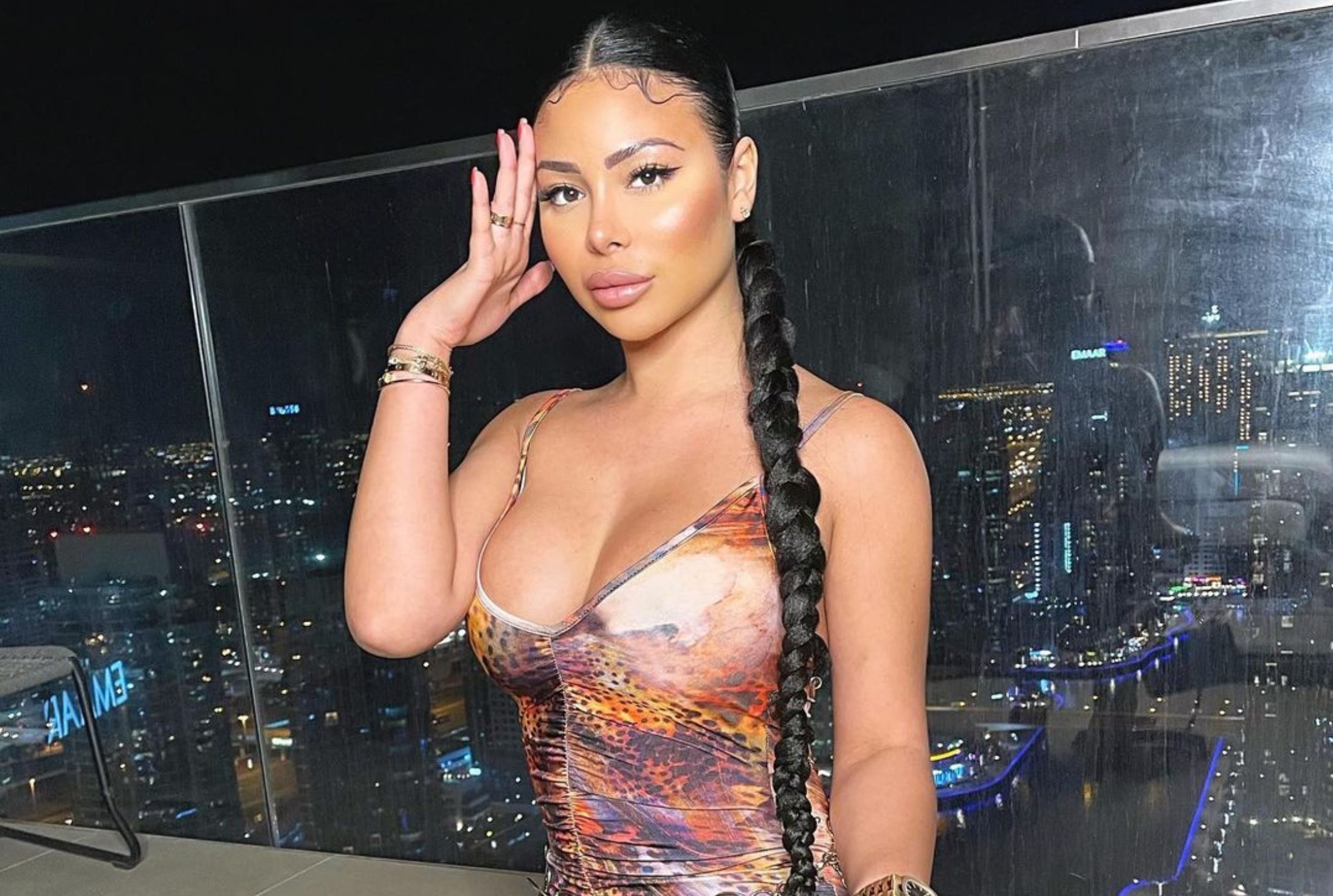 Maeva Ghennam laisse échapper ses seins en pleine rue à Dubaï : Cette photo qui choque !