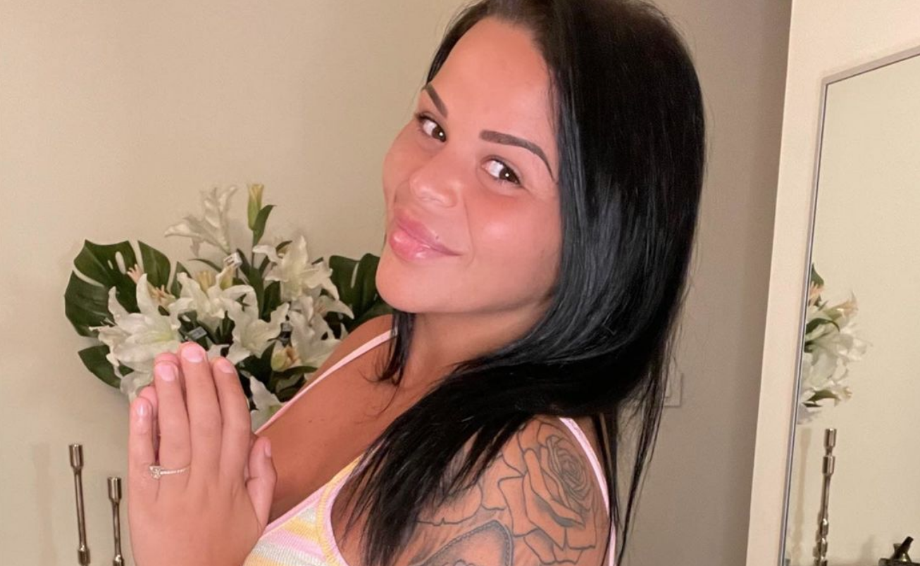 Sarah Fraisou &quot;photoshopée&quot; ? Les internautes l'accusent de retoucher ses photos !