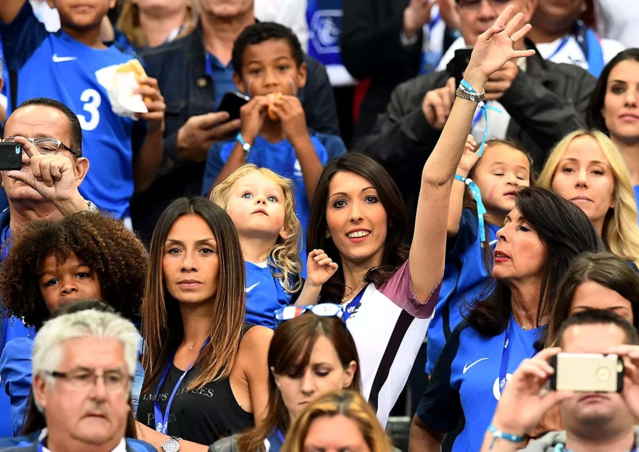 Fiona Cabaye, Jennifer Giroud, Sandra Evra, Ludivine Sagna, lors du match France-Roumanie le 10 juin 2016. Fiona Cabaye, Jennifer Giroud, Sandra Evra, Ludivine Sagna, lors du match France-Roumanie le 10 juin 2016.