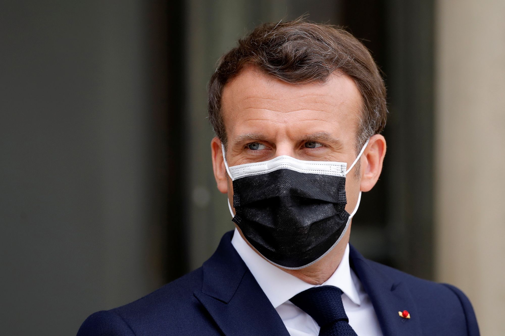 Emmanuel Macron : Il rend hommage aux 100 000 morts du Covid en France, ça ne passe pas