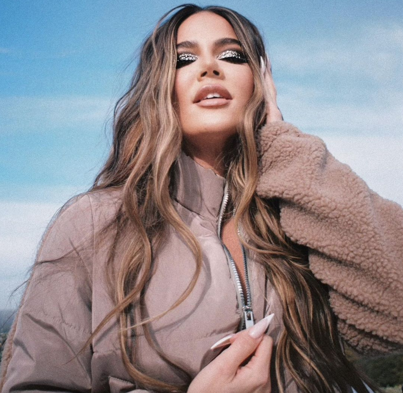  Khloé Kardashian publie de nombreuses photos d'elle retouchée sur les réseaux sociaux @ Instagram