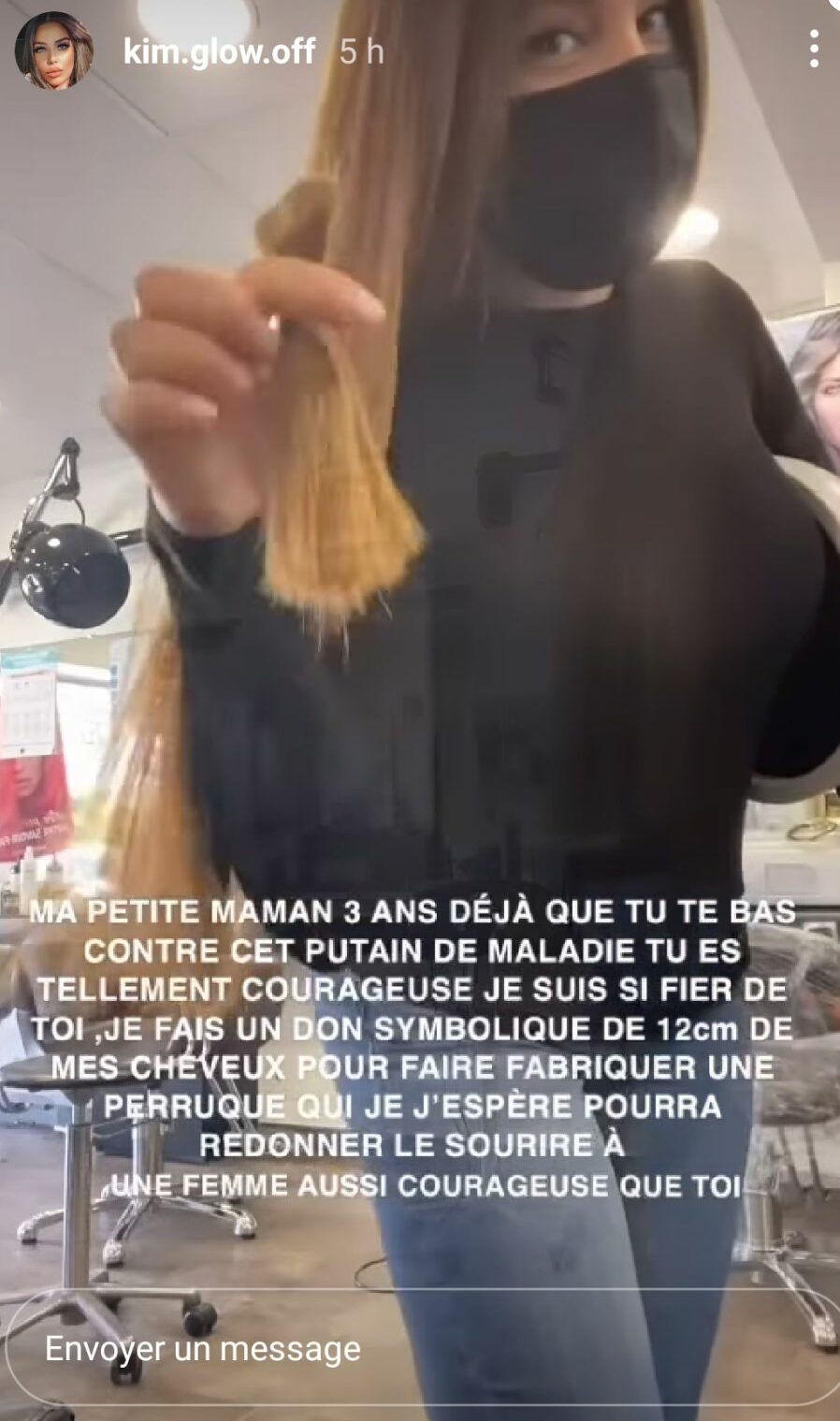 Kim Glow fait don de ses cheveux en soutien à sa mère, atteinte d’un cancer