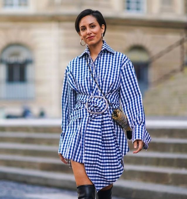  Jeune femme en robe bleue portant la coupe shift@Edward berthelot/Getty images