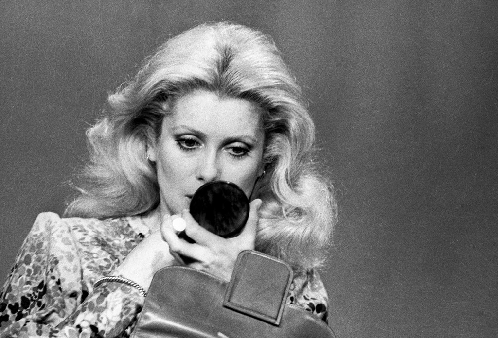 Catherine Deneuve : Elle vend 125 paires de chaussures aux enchères pour la bonne cause !