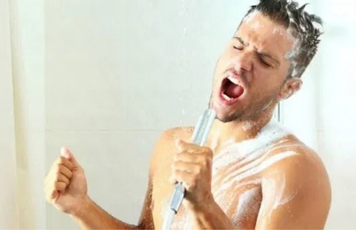  Un homme chante sous la douche @DR