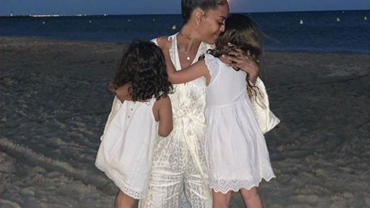  Amel Bent câline ses deux petites filles @ Instagram