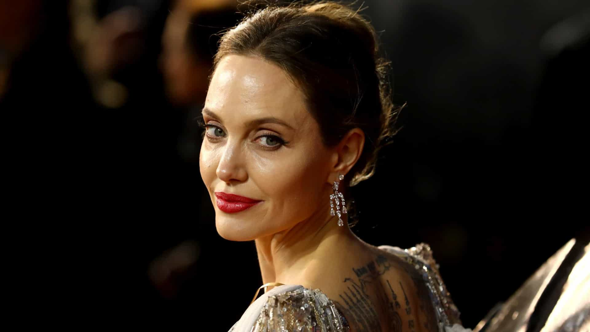 Angelina Jolie : Elle pose avec le corps recouvert d'abeilles pour alerter sur leur disparition