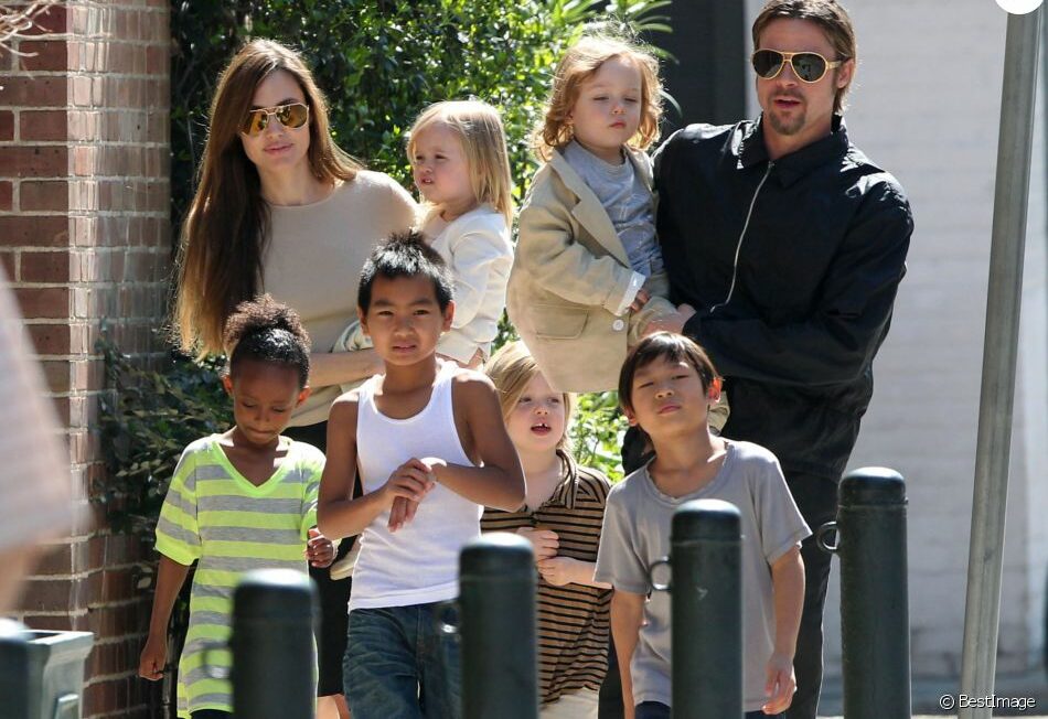  Brad Pitt, Angelina Jolie et leurs 6 enfants en Louisiane en mars 2011 @Bestimage