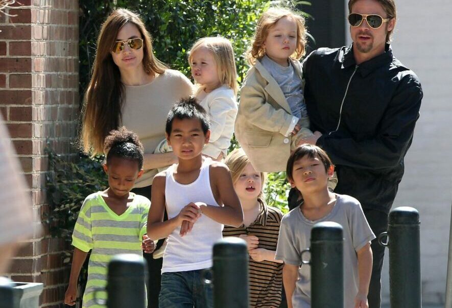  Brad Pitt, Angelina Jolie et leurs 6 enfants en Louisianne en mars 2011 @Bestimage