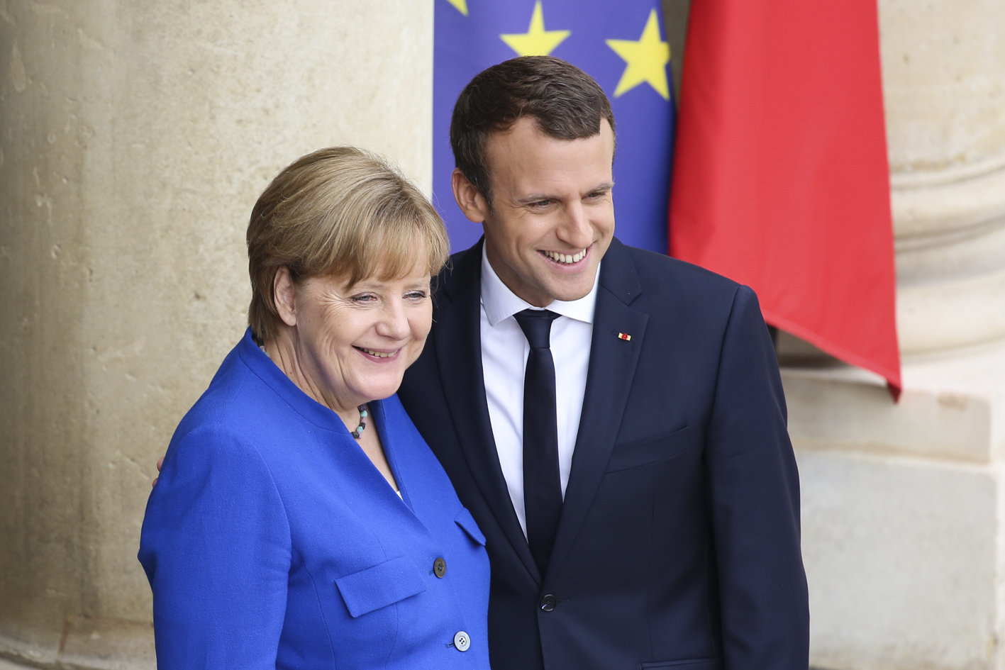 Emmanuel Macron torse nu et en jet-ski : Ces clichés qui ont fait rire Angela Merkel